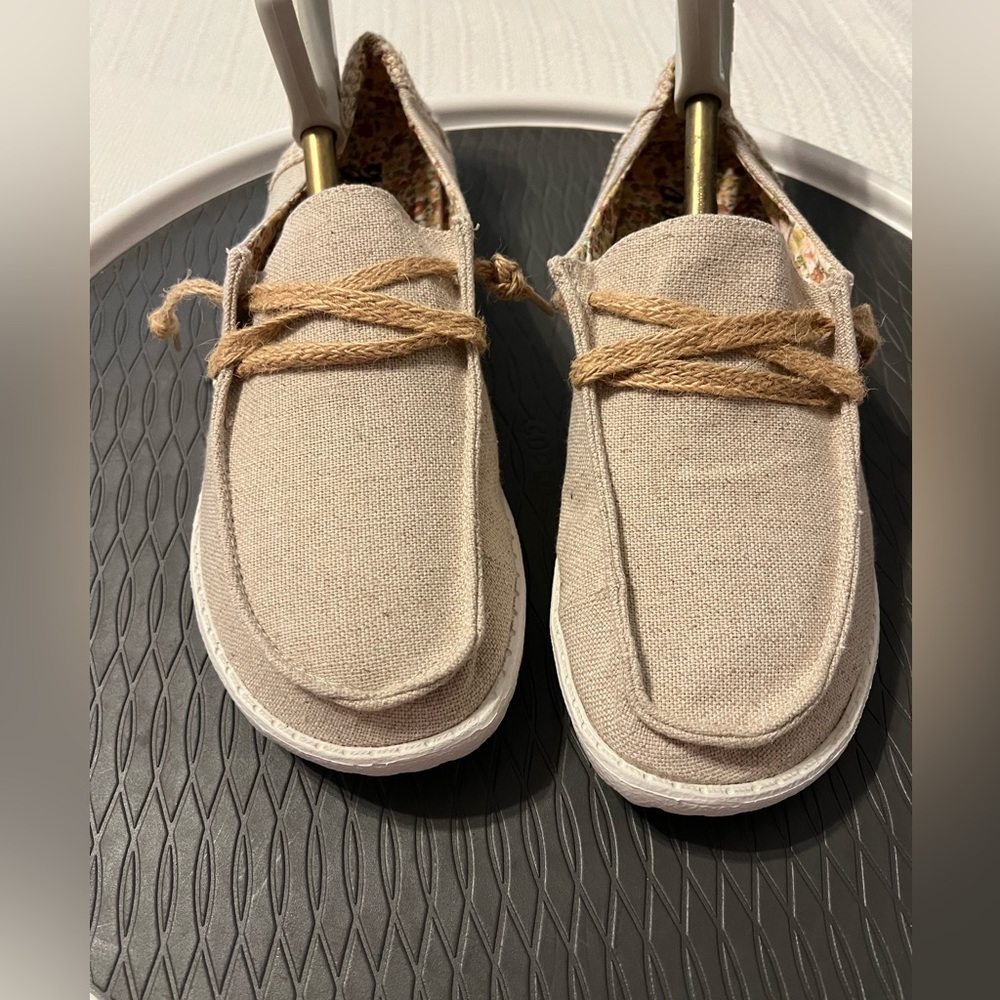 #1648. Gypsy Jazz Womens Starstruck 2 Lightweight Flexible Sneaker. Size 10.